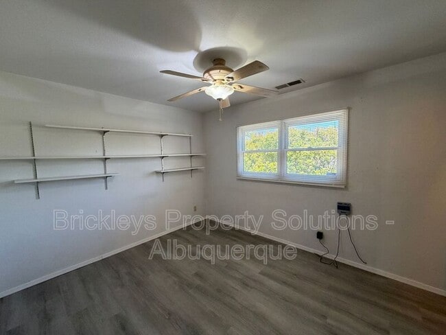 Building Photo - 337 Glorieta St NE