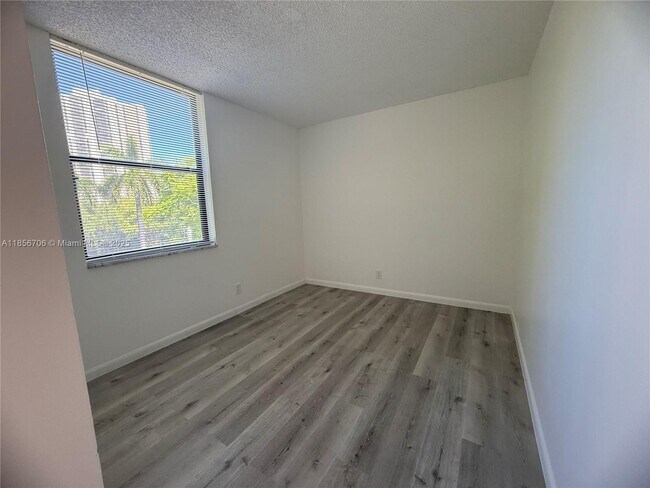 Building Photo - 20200 W Country Club Dr