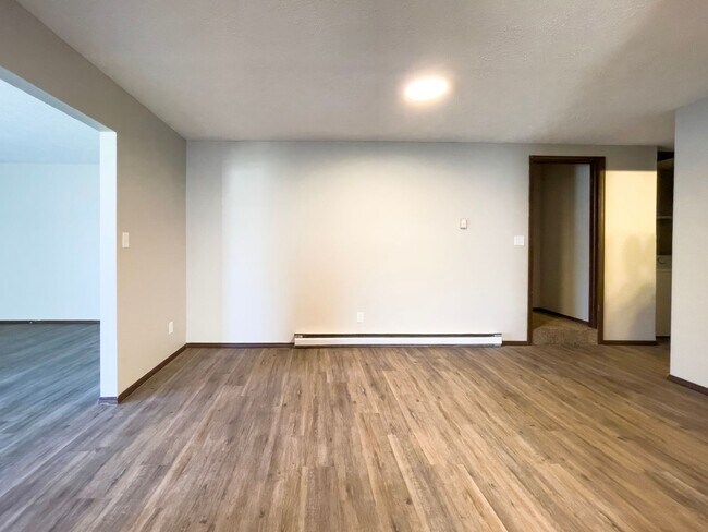 Building Photo - 2213 E Memorial Dr