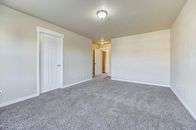 Building Photo - HUGE SIX (6!!!) BD HOME IN LORSON RANCH!