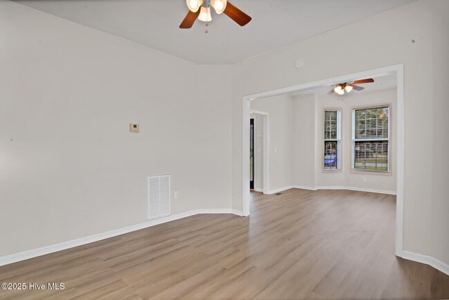 Building Photo - 817 Willbrook Cir