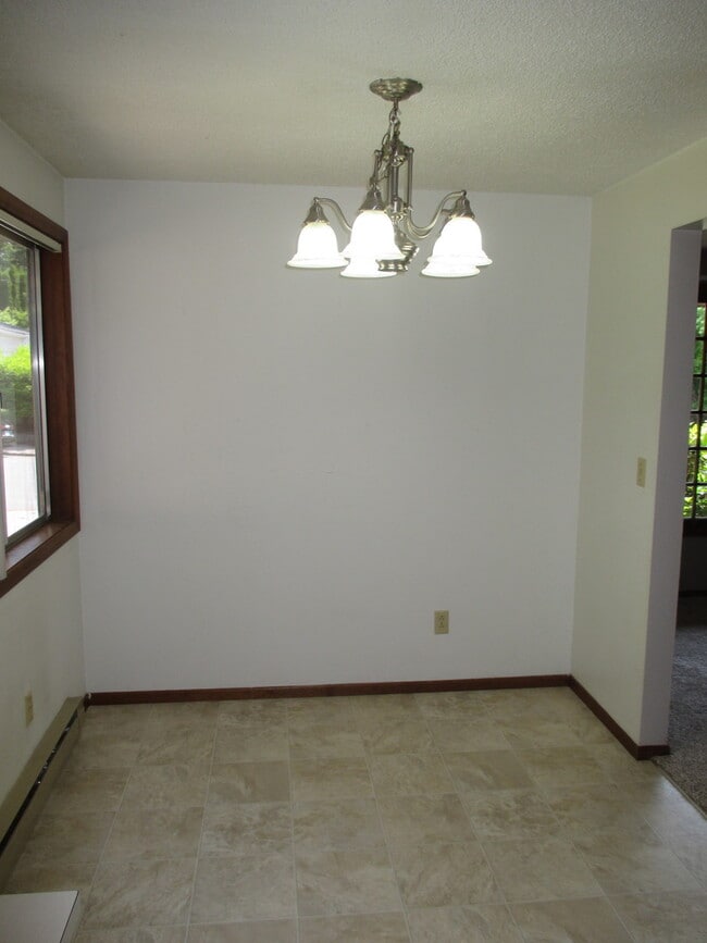 Building Photo - Nice Two Bedroom with Fireplace