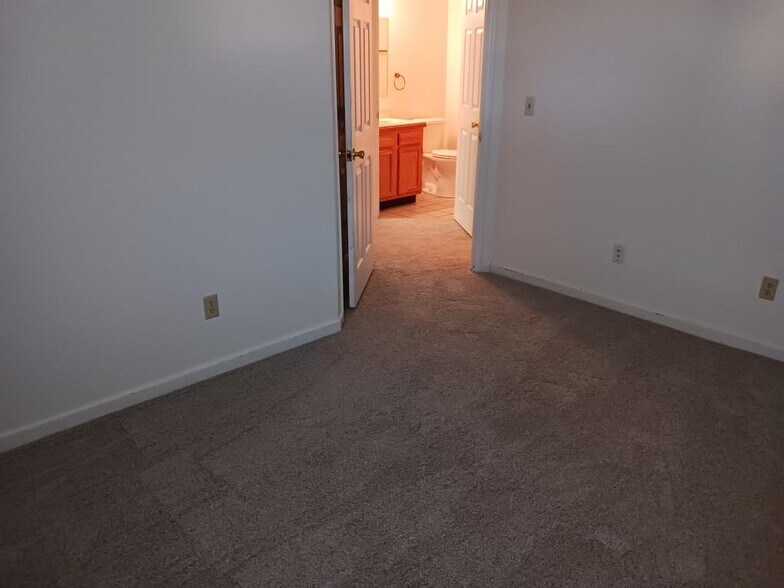 Building Photo - 2043 Rolling Meadows Ln