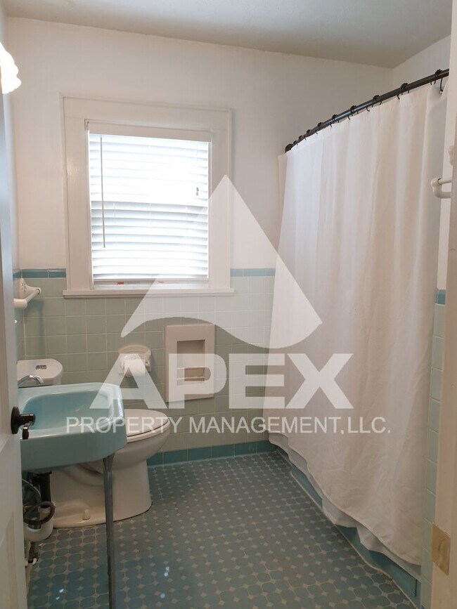 Building Photo - NORTH KNOX - 3 Bd Single Family Brick Ranc...