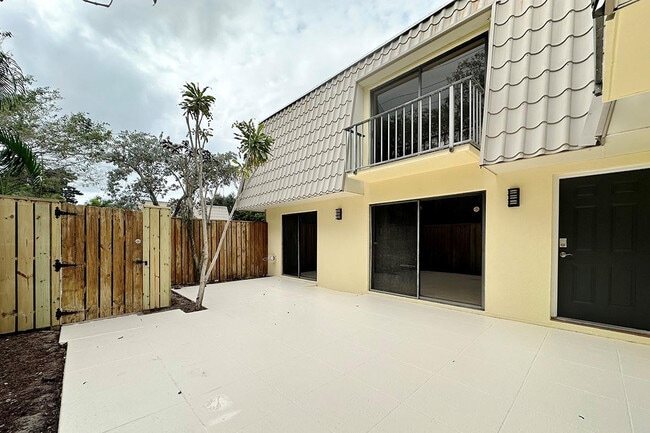 Building Photo - 1700 Embassy Dr