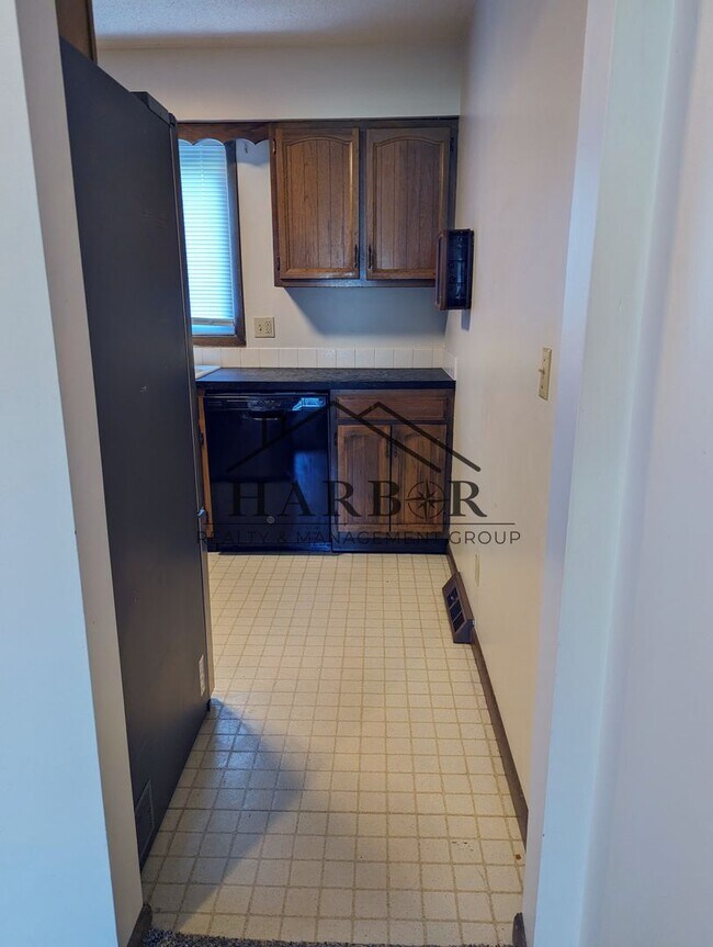 Building Photo - 2 Bedroom 1 Bath - Special: 1st Month Free