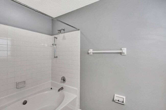 Building Photo - The Lakes