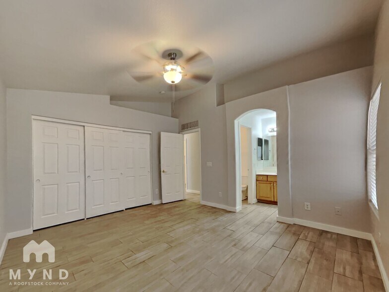 Building Photo - 3811 S 74th Dr