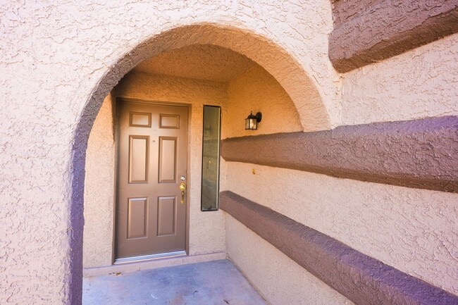 Building Photo - Stunning 3 Bed / 2.5 Bath Home w/ Loft, Two-Story Atrium & Remodeled Kitchen