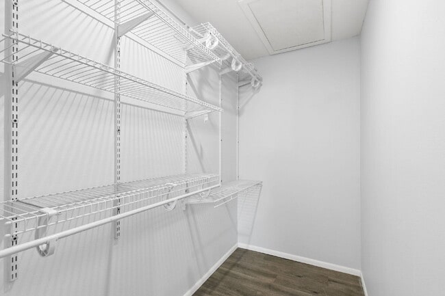 Building Photo - Condo For Rent in North Oaks!