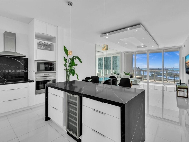 Building Photo - 2020 N Bayshore Dr
