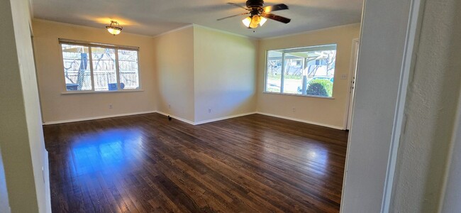 Building Photo - Sun filled Sunset Heights 3 Bed!