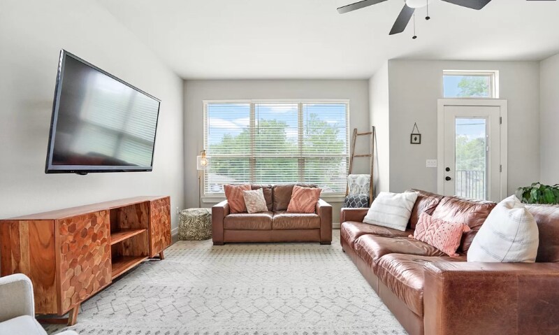 Building Photo - 121 S Cedar Ave