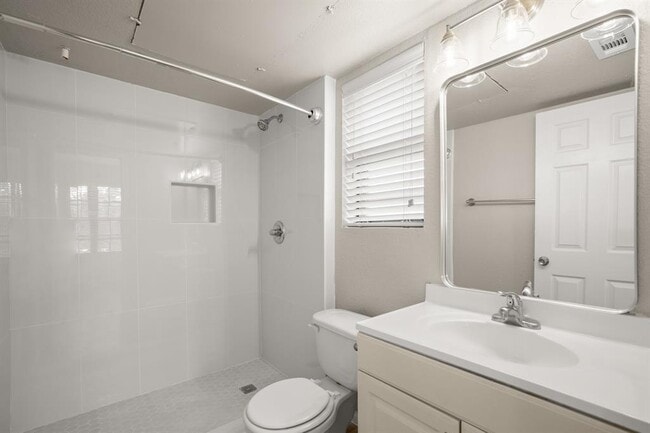 Building Photo - 1013 W 23rd St