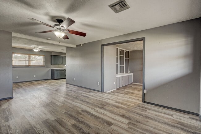 Building Photo - 3 bed, 1.5 bath Home in Yukon, OK