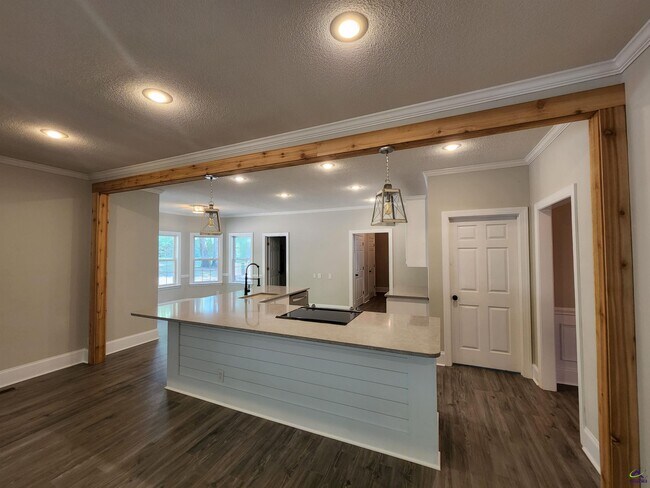 Building Photo - 225 Sandbed Rd