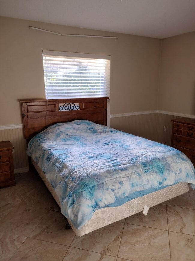 Building Photo - 3 Bedroom 2 Bath House 2 car garage with Large screened in porch! Tenant occupied till March 31st