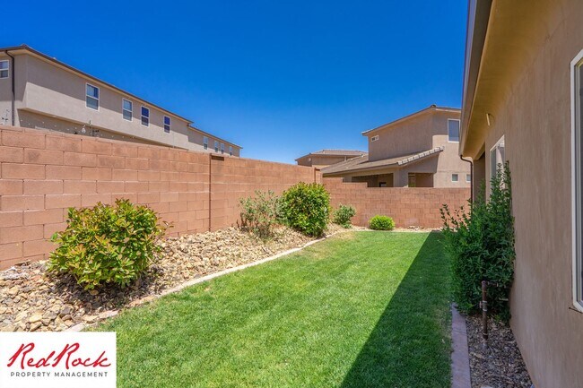 Building Photo - Dog Friendly, Pleasant 4 Bedroom, 2.5 Bathroom Townhome