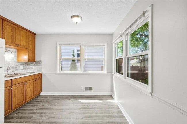 Building Photo - 928 8th Ave S