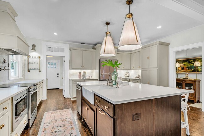 Building Photo - Completely Renovated Charming - 3 bedroom 2 bathroom home - 1108 Bonventure Rd, Savannah GA