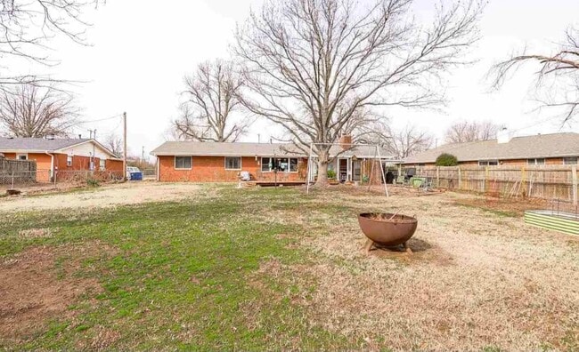 Building Photo - 1001 N Skyline St