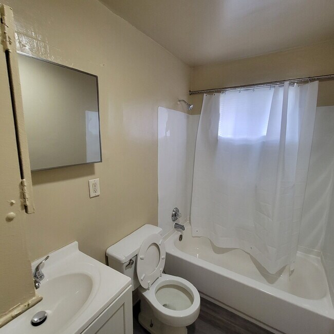 Building Photo - Convenient West Side Location! 3BR/2BA!