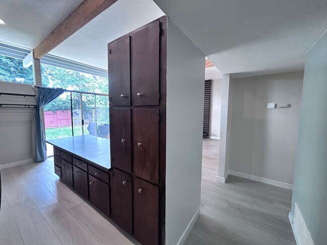 Building Photo - Three Bedroom Two Bathroom Home with Den/Home Office