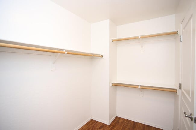 Building Photo - 512 E Rainbow Dr