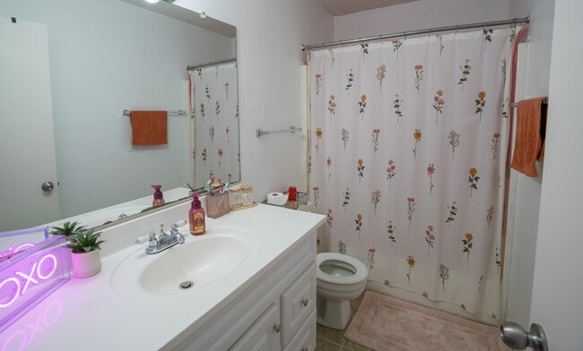 Building Photo - 915 Burcham Dr