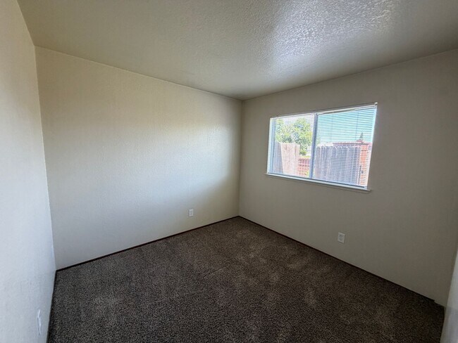 Building Photo - Corner Lot