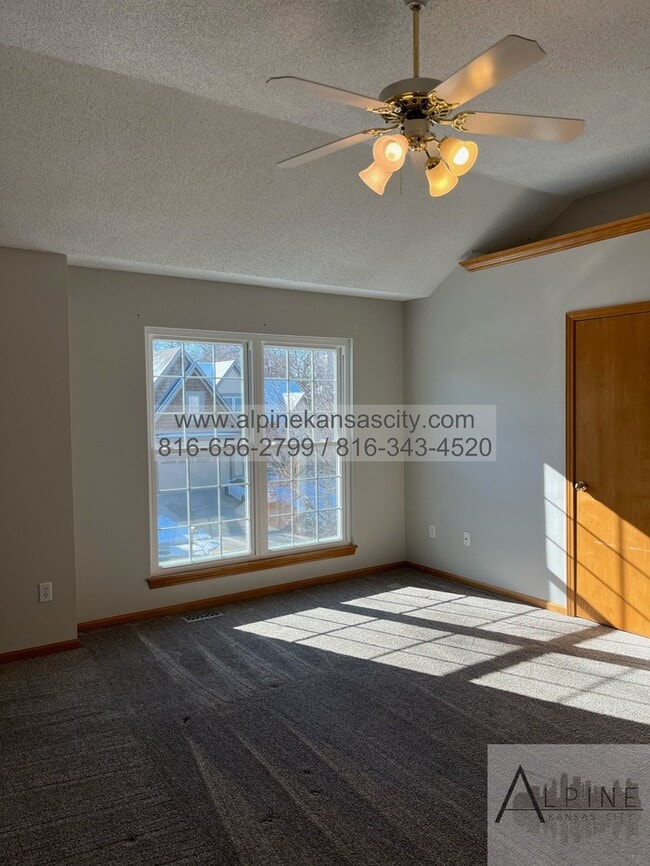 Building Photo - Beautiful California Split in Platte County