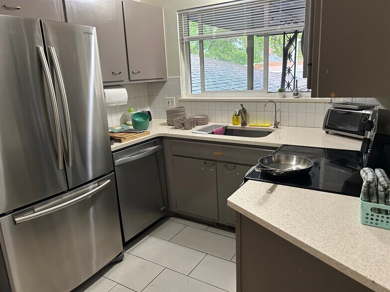 stainless steel appliances - 1570 Tamarac St