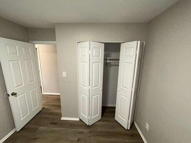 Building Photo - Colonial Ready For You