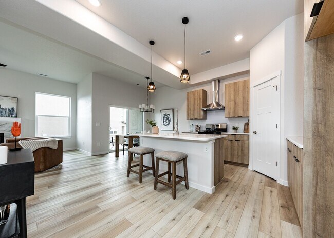 Building Photo - 3 Bedroom End Unit Luxury Townhome in Moun...