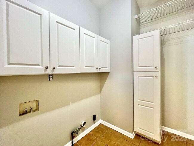 Building Photo - 811 Deercross Ln