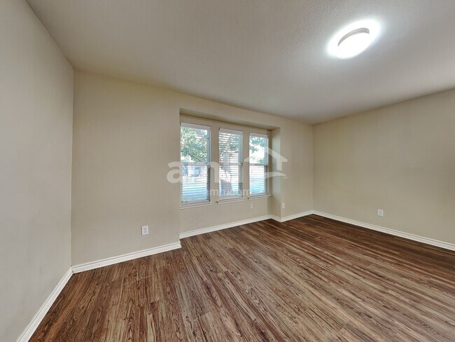 Building Photo - 6905 Planters Row Dr