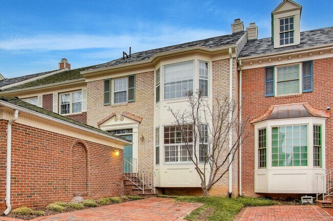 Building Photo - Spectacular 3 Bed + LOFT + 3.5 Bath- Custom Kitchen & Master Retreat w/ Beautiful Updates