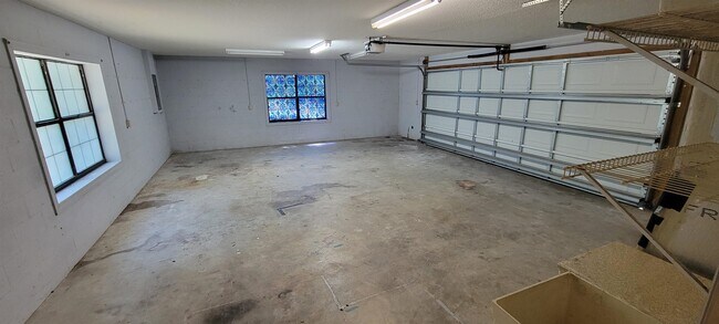 Building Photo - 305 Raintree Trail
