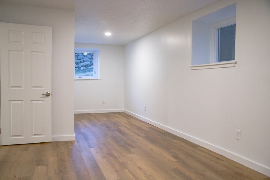 Building Photo - 548 Main St