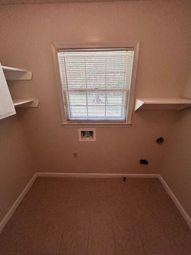 Building Photo - 3 Bedroom, 2 Bathroom Brick Home