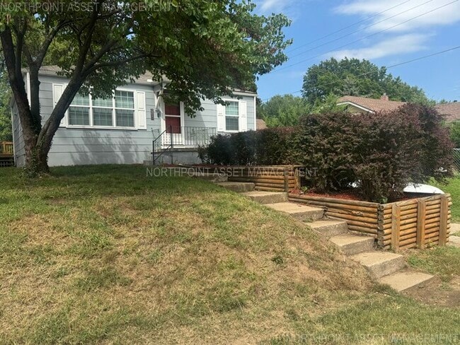 Building Photo - Cozy 2-Bed, 1-Bath with Central Air, Heat ...