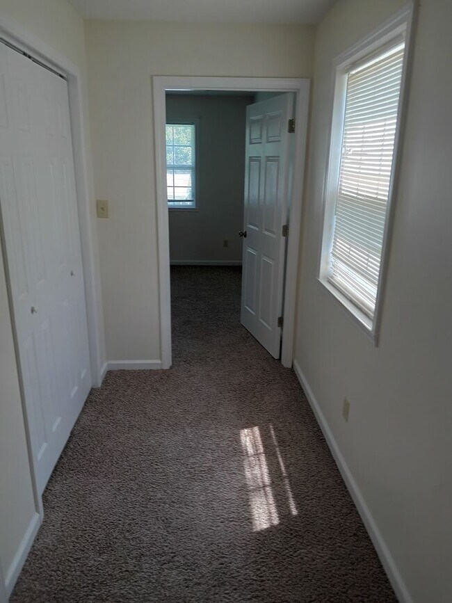 Building Photo - 2 Bedroom / 2 Bath Duplex Gray, TN 37615