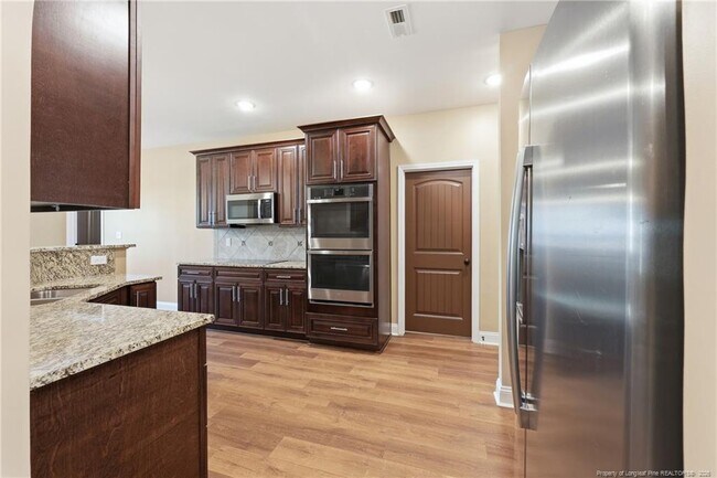 Building Photo - 206 Leland Ln