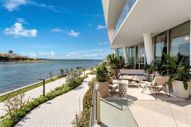 Building Photo - 5 Grove Isle Dr