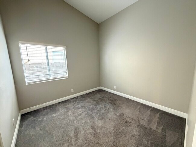 Building Photo - Carry Over Showing: This property has been shown before and will be rented to the first most qual...