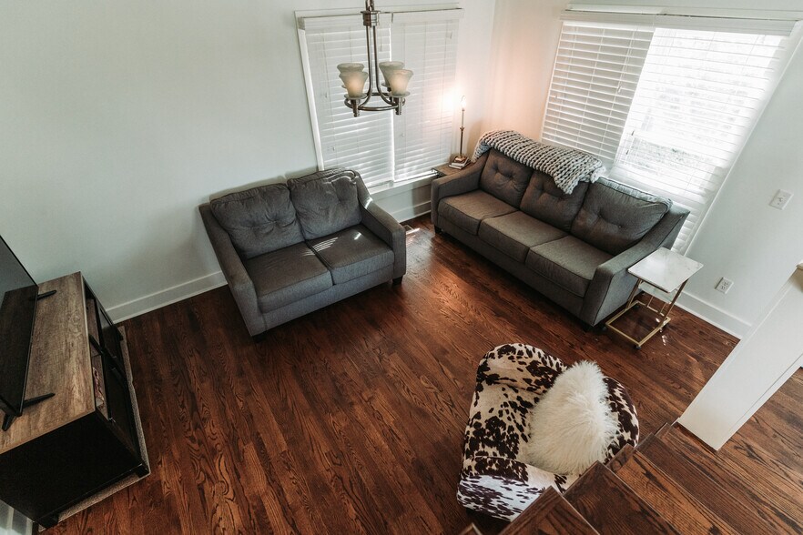 Building Photo - 902B Shelby Ave