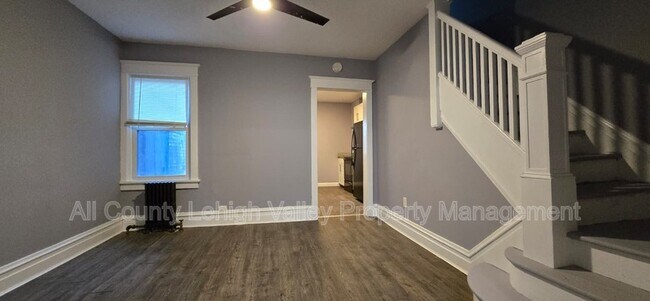 Building Photo - 1037 E 4th St