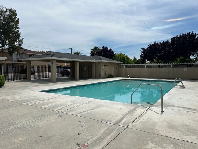 Building Photo - 2-bedroom condo near shopping & restaurants!