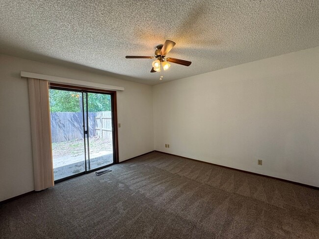 Building Photo - 3 bedroom 2 full bathroom Duplex home in B...