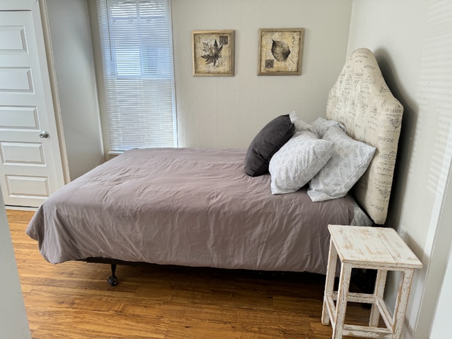 Building Photo - 206 W Myrtle St